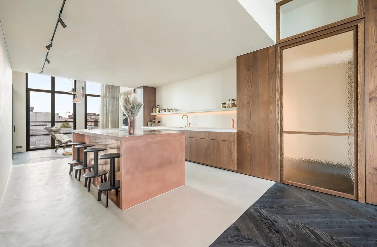 Moderne Küche mit Kupferinsel, Barhockern und Holzschränken