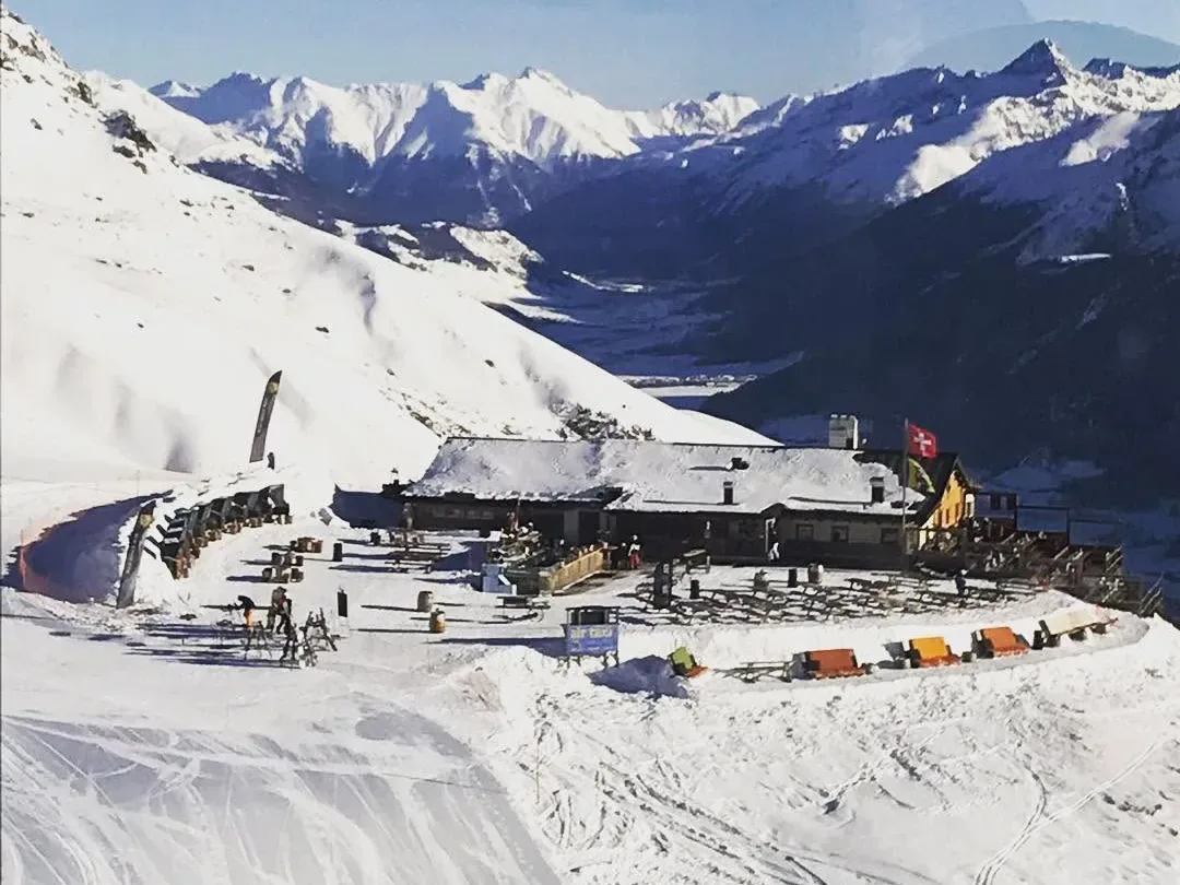 Alpina Sankt Mortiz in St-Moritz: bar, terrace, atmosphere, ski slope, view, exterior