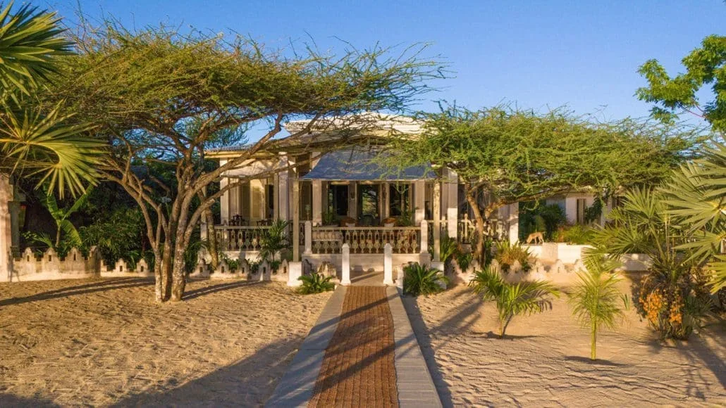 Area esterna con verde attorno alla villa a Lamu