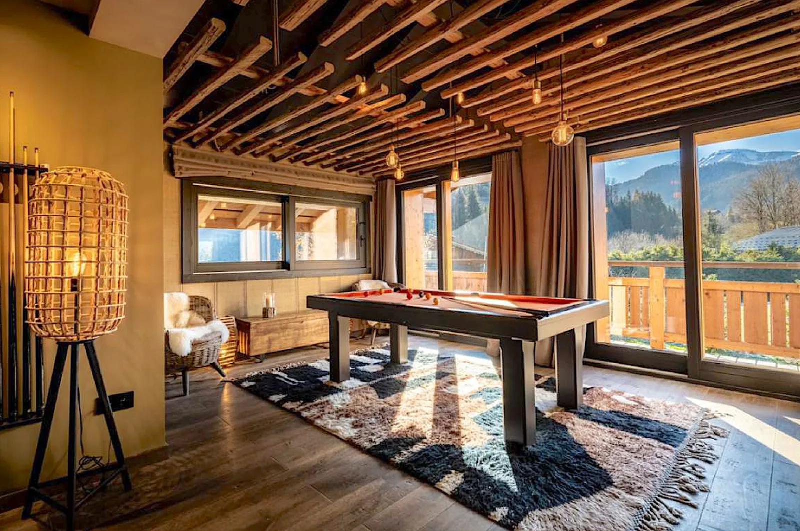 Salle de jeux du chalet skis aux pieds à Megève