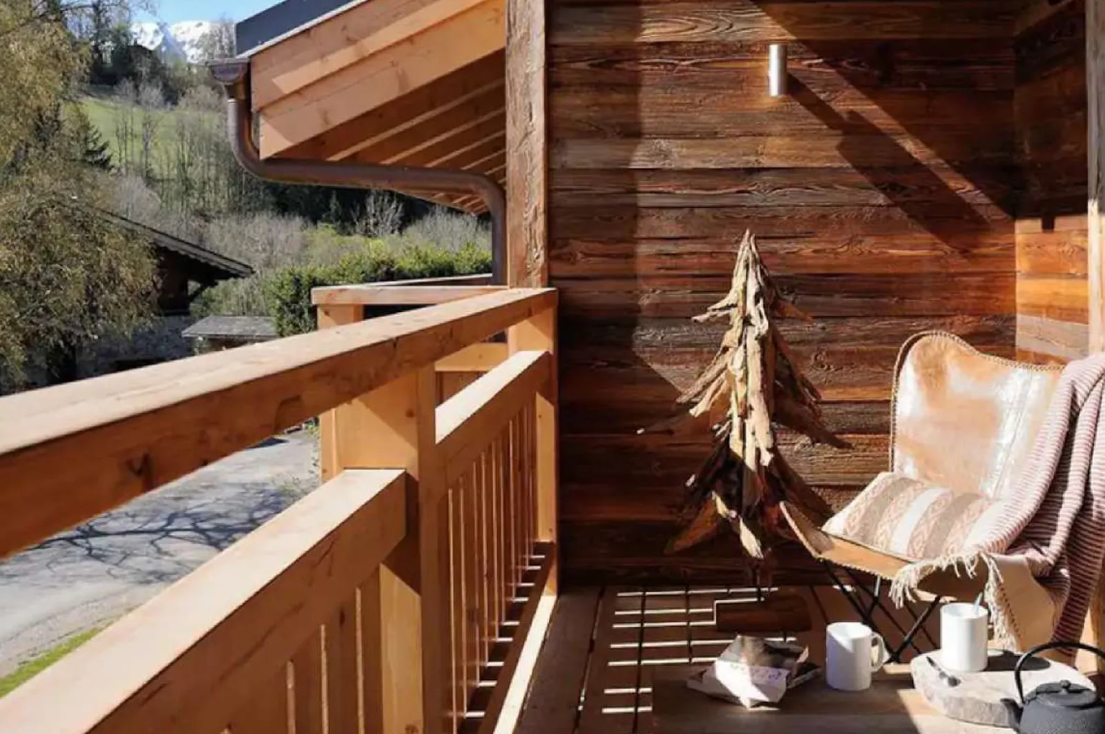 Balkon eines Chalets in Megève mit Ski-in/Ski-out direkt an der Piste