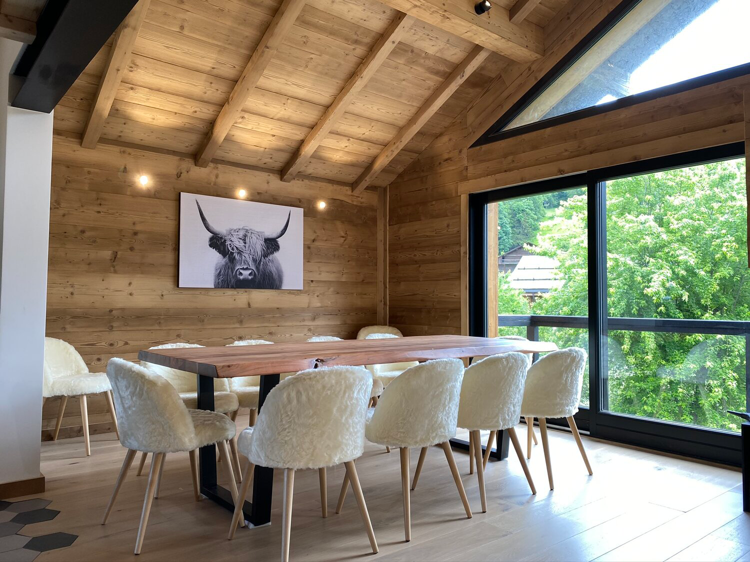 Eetkamer van de chalet in Megève, waar de hele groep samen aan één tafel zit