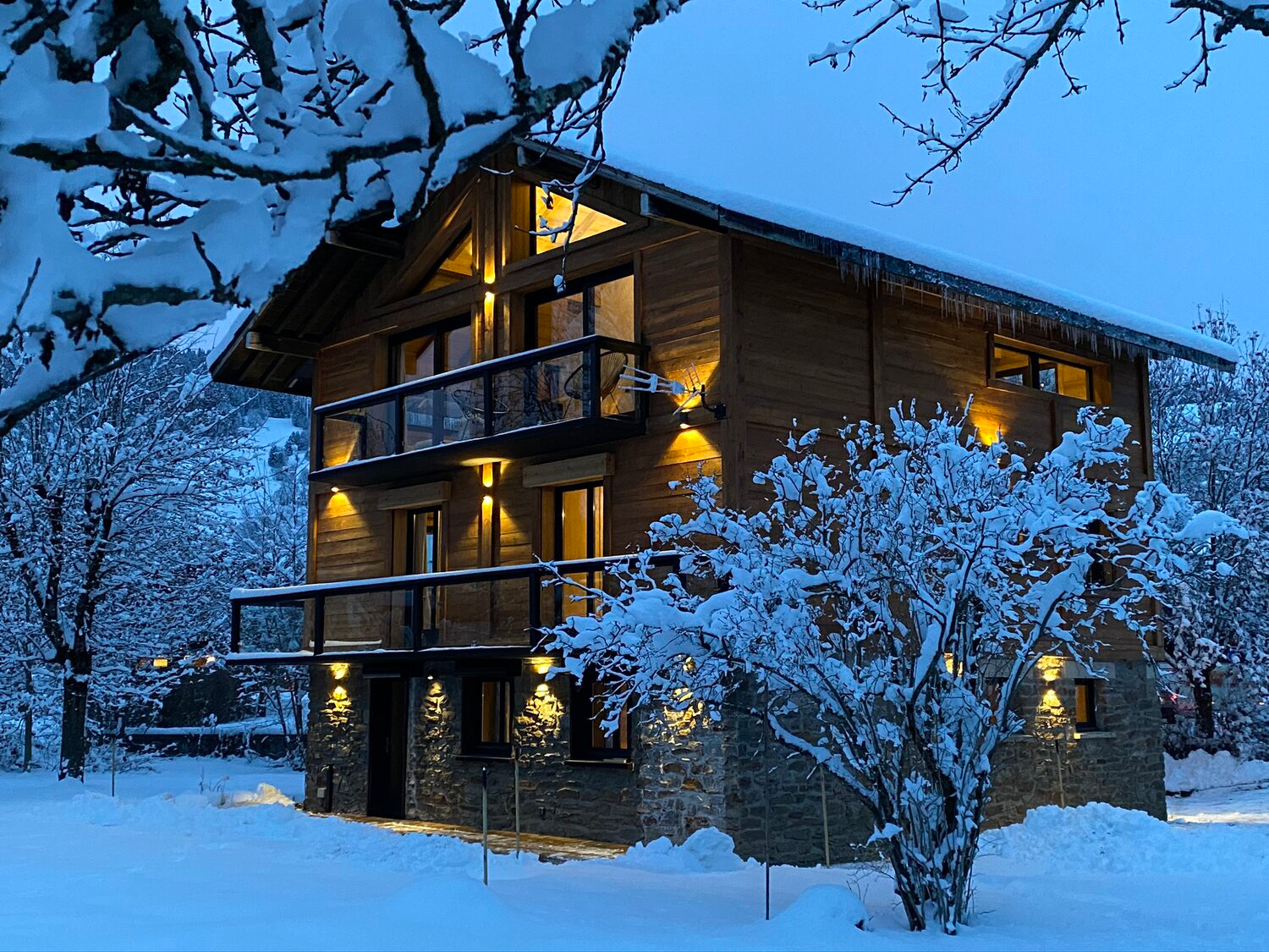 Jardin du chalet à Megève avec terrasse, pour profiter de l'air de la montagne