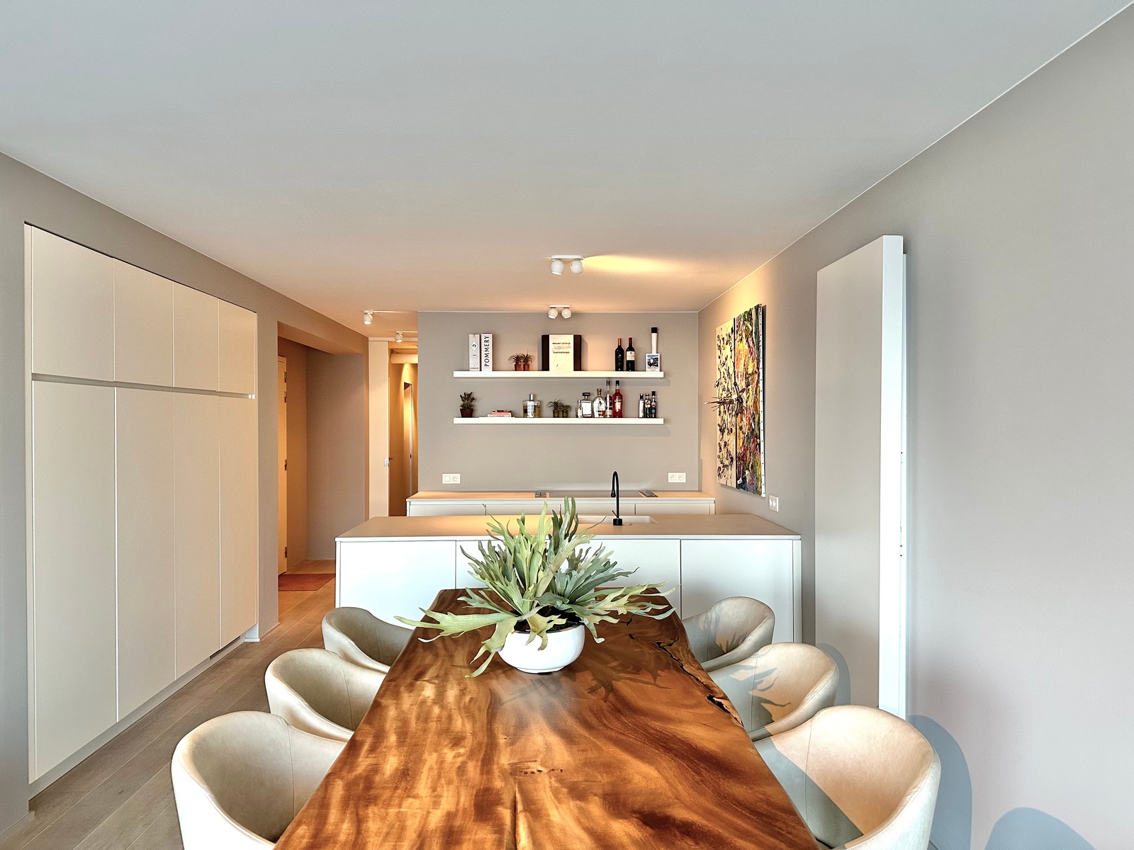 Coin salon de l'appartement à Knokke, avec la mer en toile de fond
