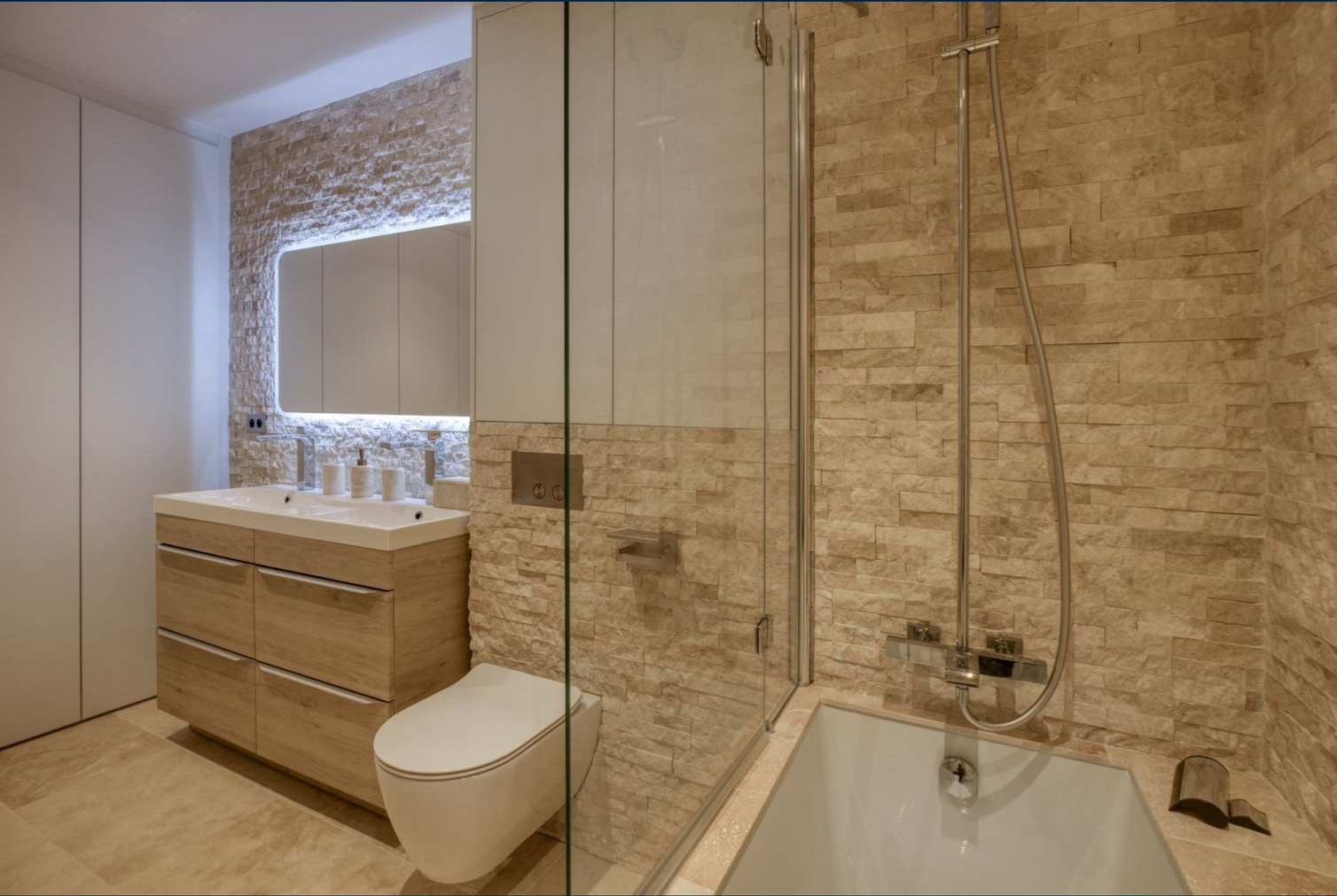 Casa de banho do chalet de esqui em Megève, perto da sauna e do jacuzzi
