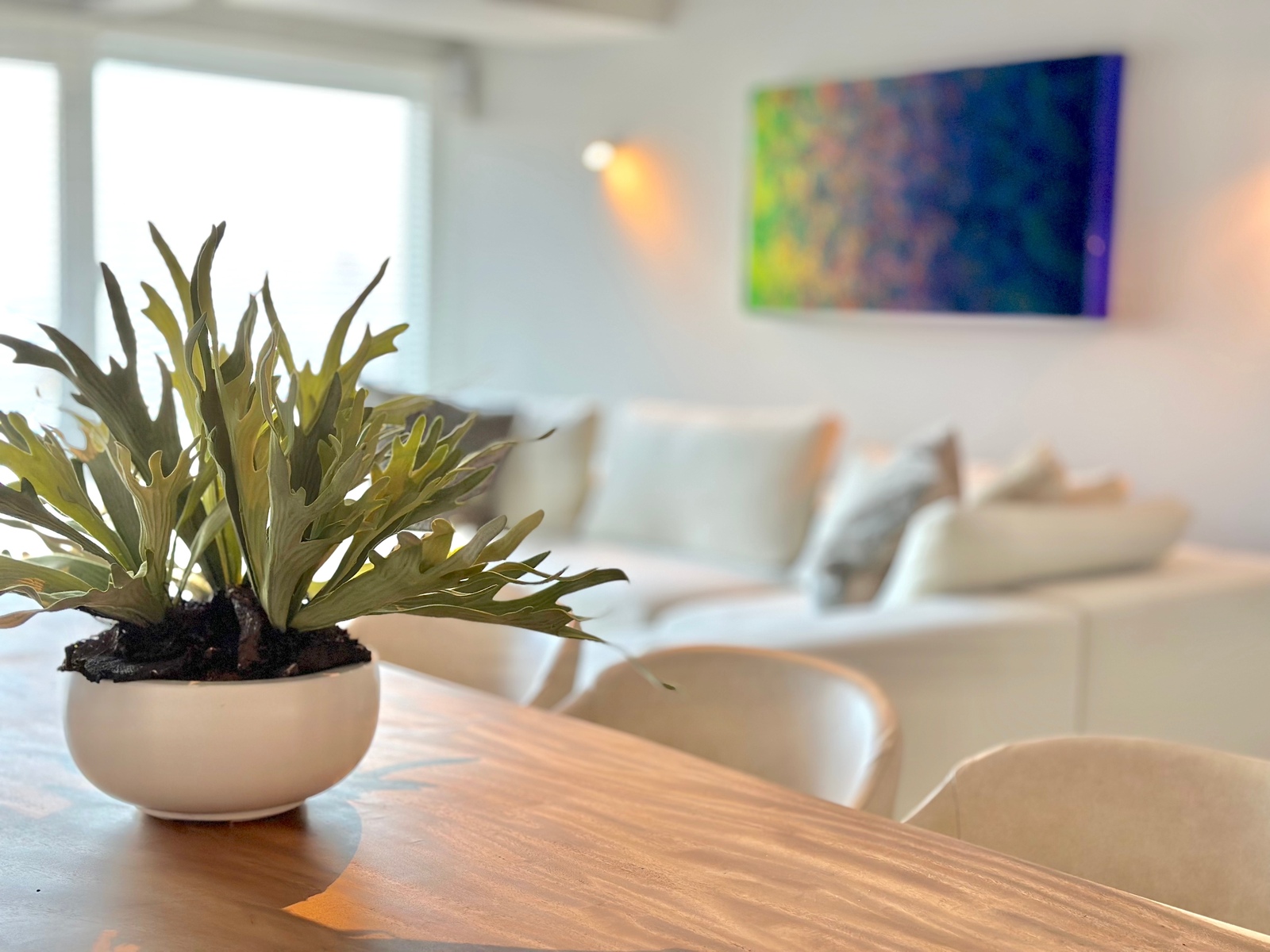 Soggiorno con vista mare in un ampio appartamento a Knokke