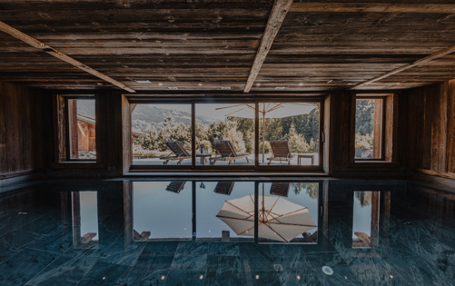 Indoor pool of the Megève chalet with the wellness area alongside