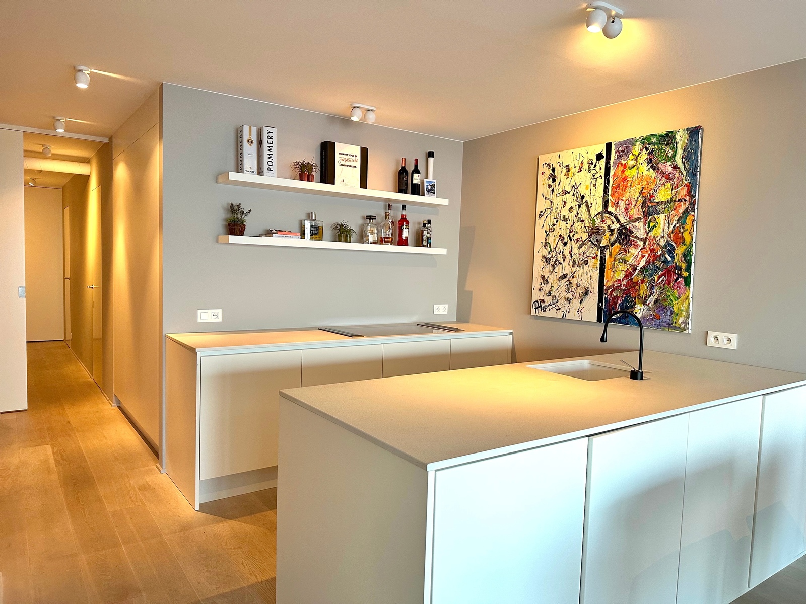 Keuken van het appartement in Knokke, aansluitend op de eet- en woonruimte