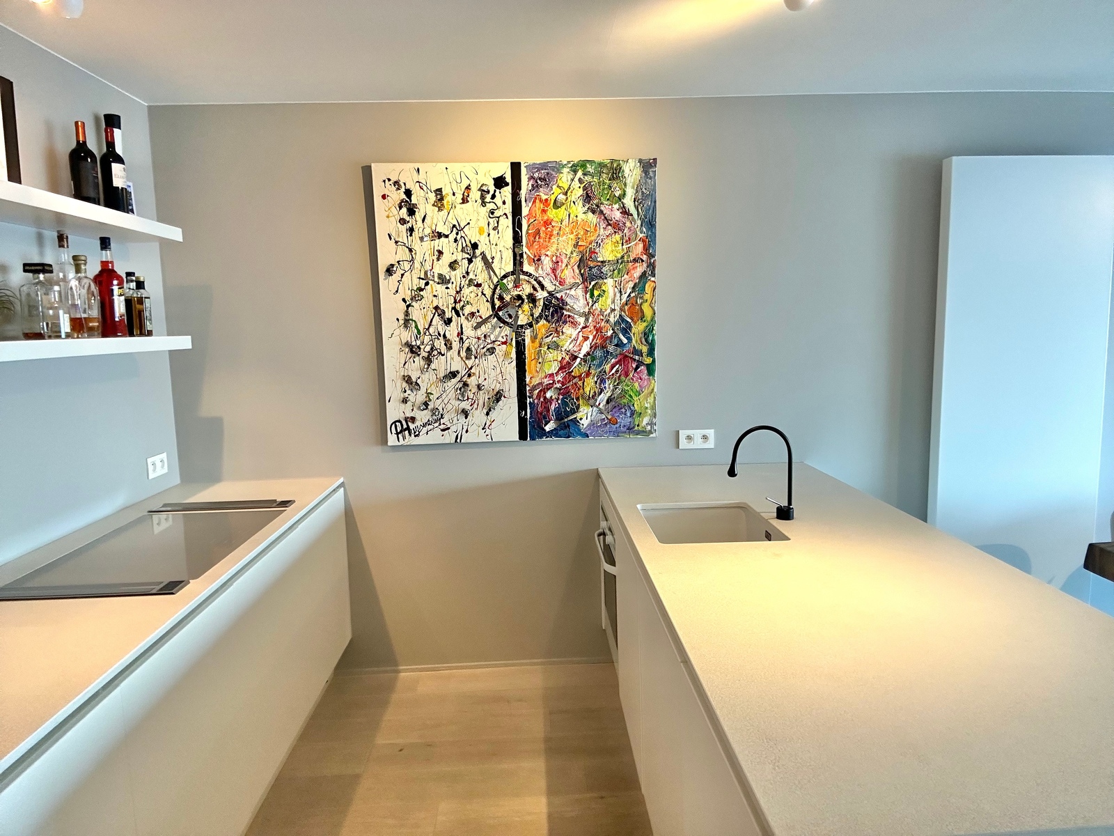 Otra vista de la cocina del apartamento en Knokke, una casa con jardín y terraza