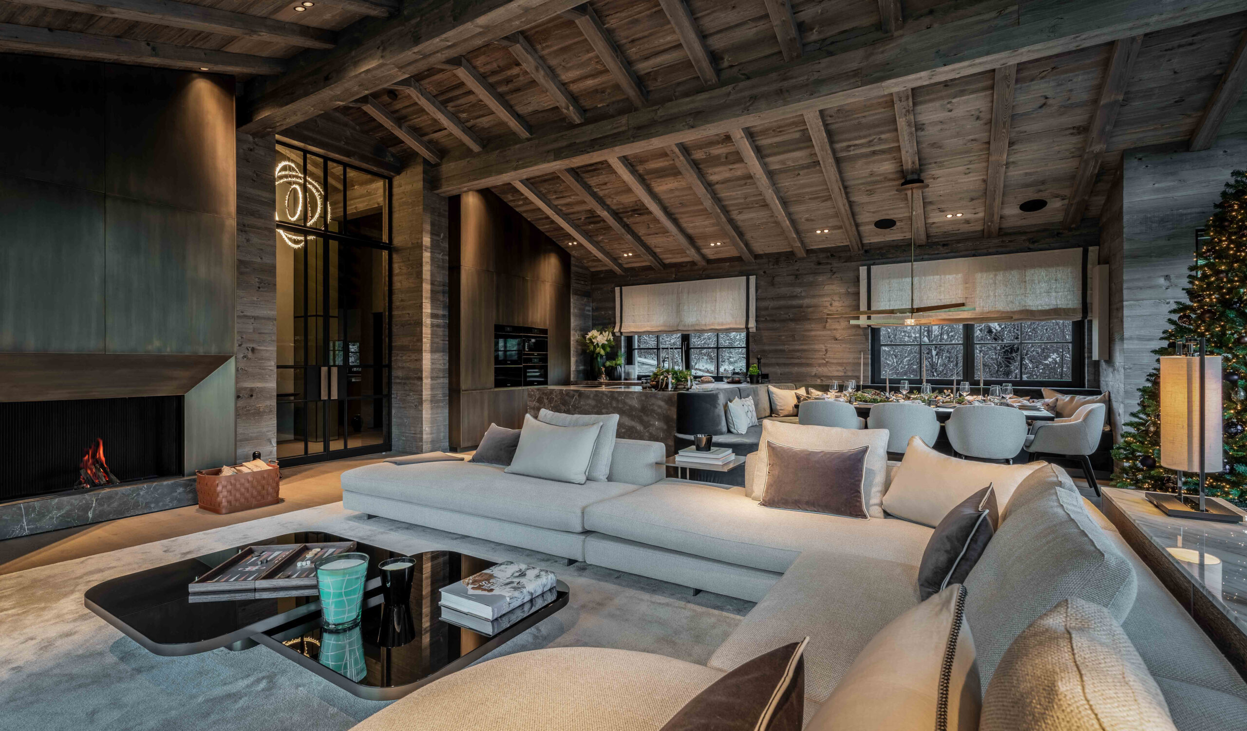 Salon du chalet à Kitzbühel, avec sa cheminée — Upton Properties Kitzbuhel