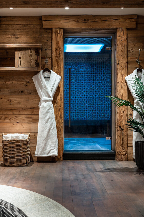 Innenraum mit Natursteinwänden im Chalet in Courchevel 1850