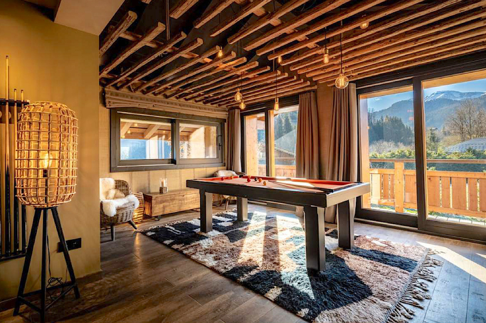 Chalet de ski à Megève avec salon et cheminée pour les soirées en famille