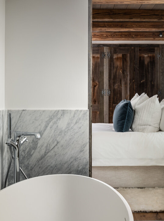 Eigen badkamer bij een slaapkamer van de vakantiechalet in Courchevel 1850