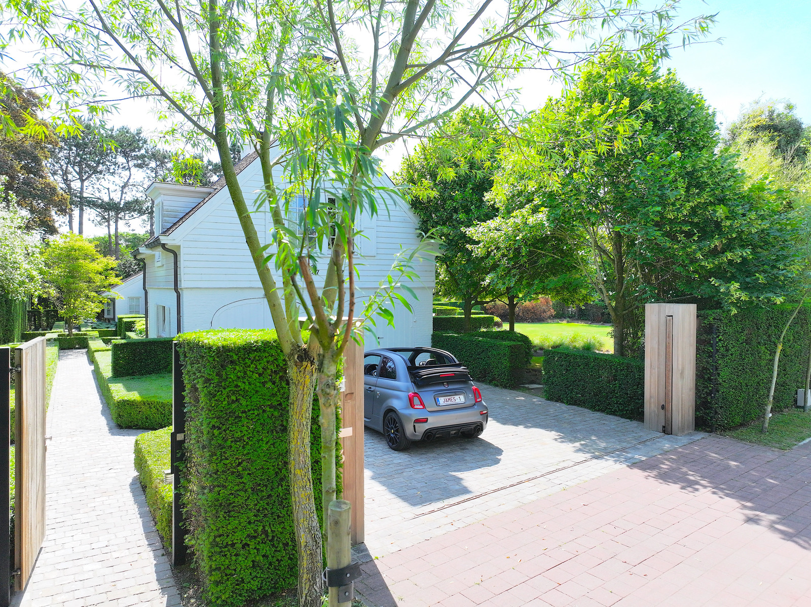 Garden and terrace of the holiday villa in Knokke-Le Zoute