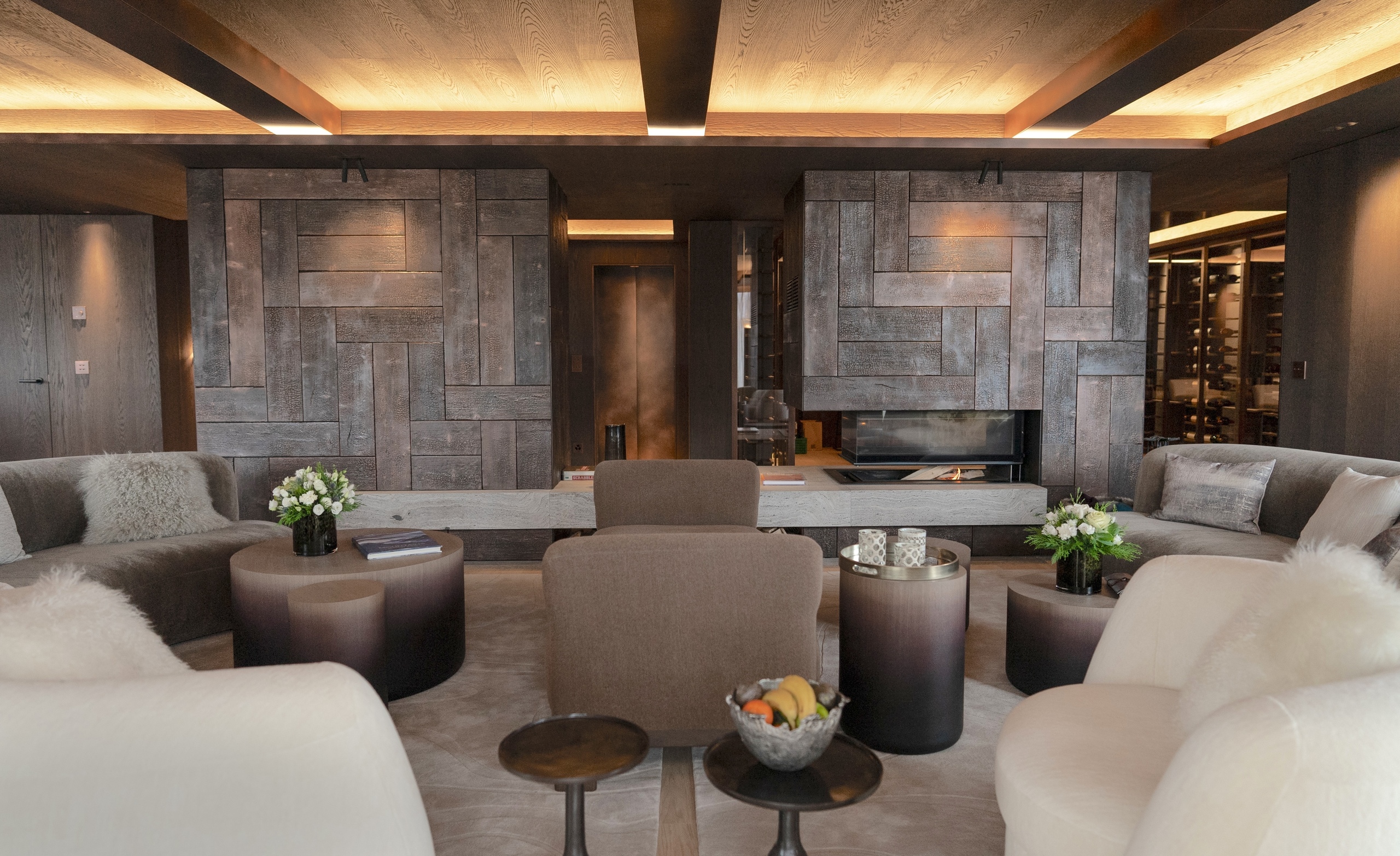 Soggiorno con camino nello chalet di Verbier, Vallese