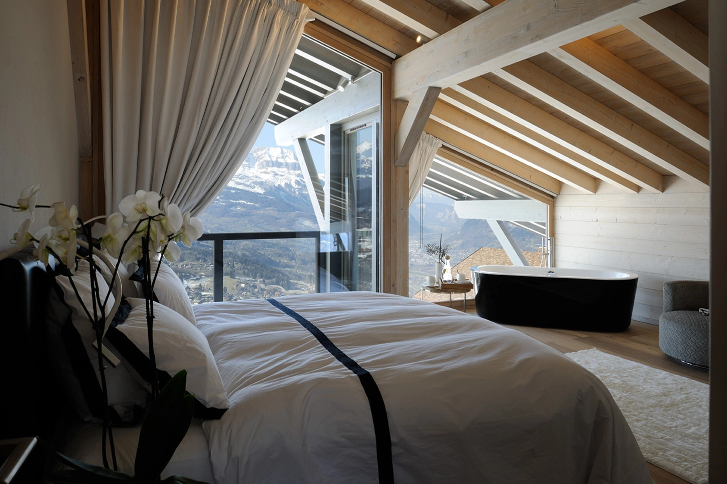 Camera in stile dormitorio con otto letti in uno chalet di lusso a Megève