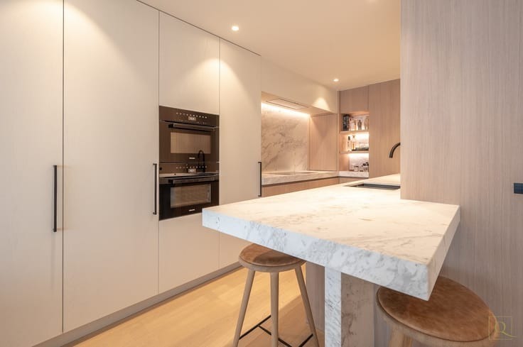 Soggiorno dal design raffinato nell'appartamento di Knokke