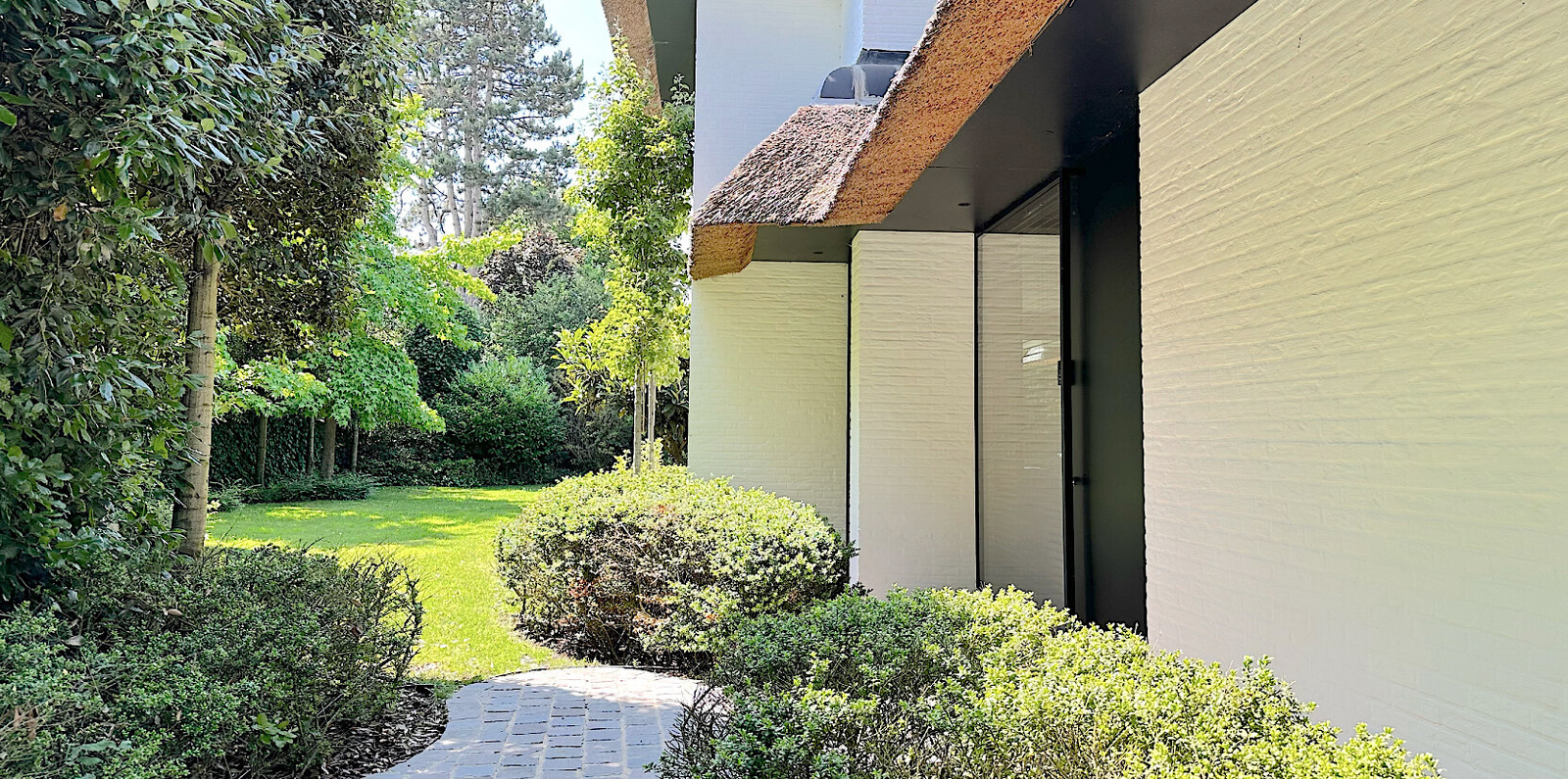 Villa in Knokke mit grossem Pool und Sonnenliegen für Familienferien