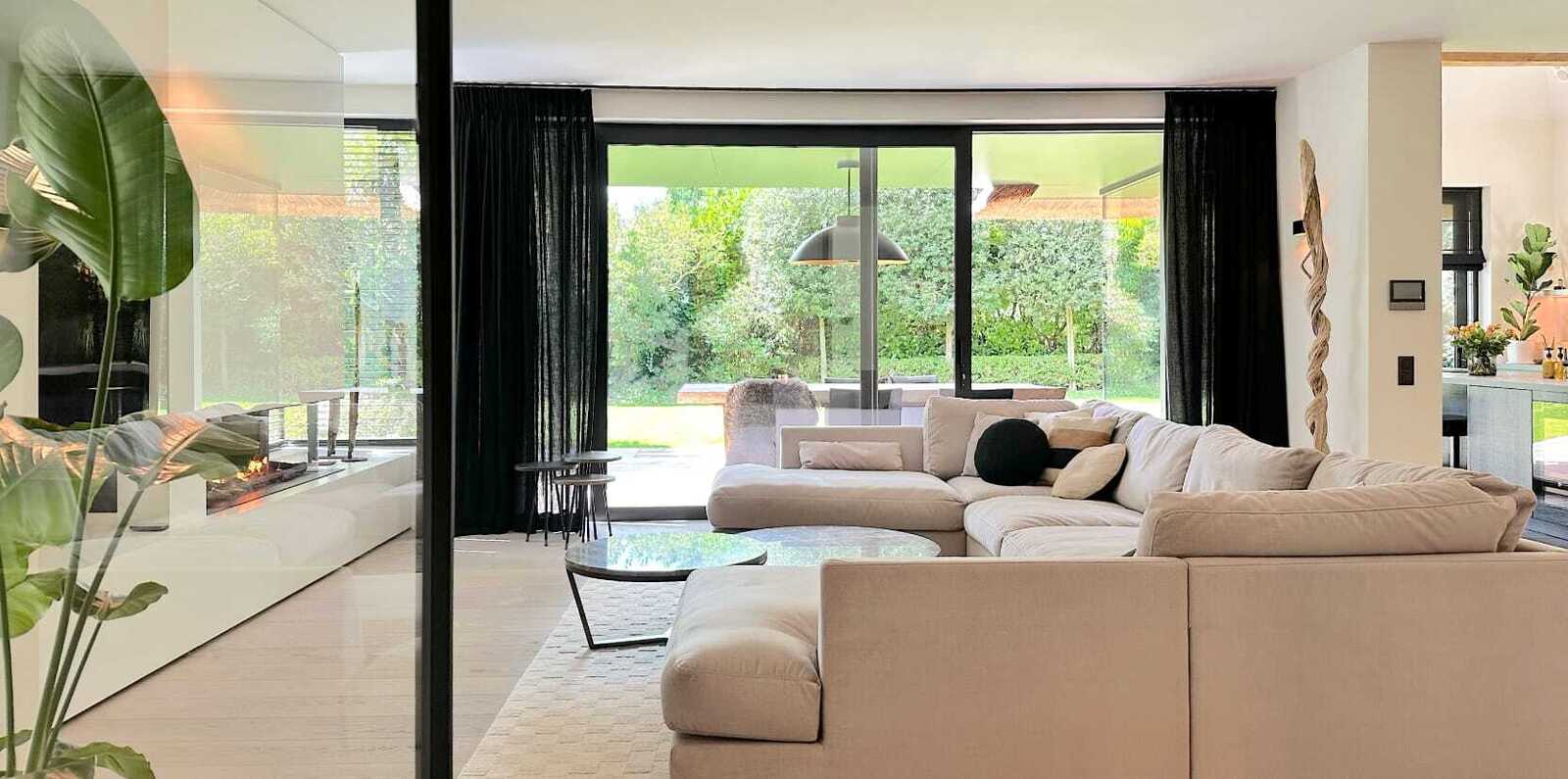 Εξωτερική κουζίνα βίλας στο Knokke, ιδανική για μπάρμπεκιου ή brunch στο ύπαιθρο