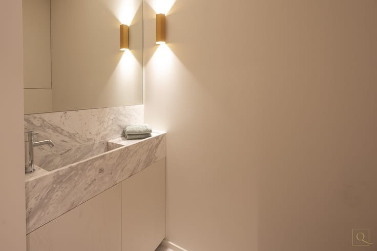 Casa de banho de design contemporâneo no apartamento no centro de Knokke