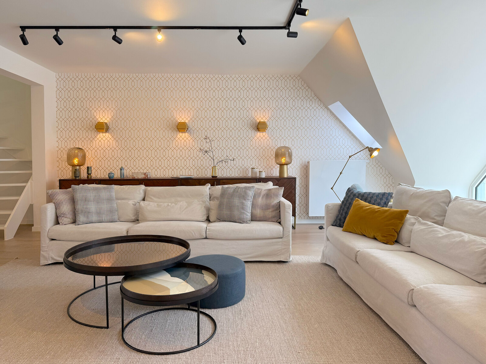 Zona de estar na sala do penthouse em Knokke, apartamento com vista mar