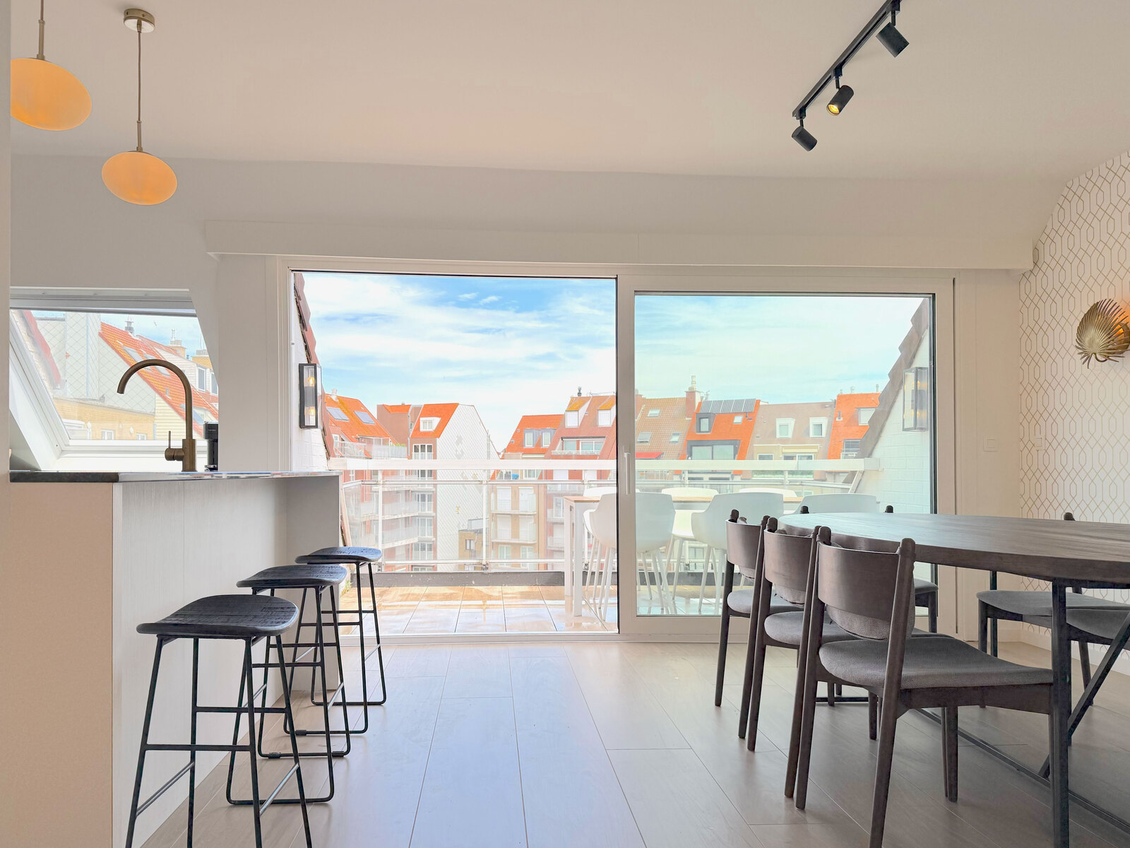 Zona pranzo dell'attico triplex a Knokke