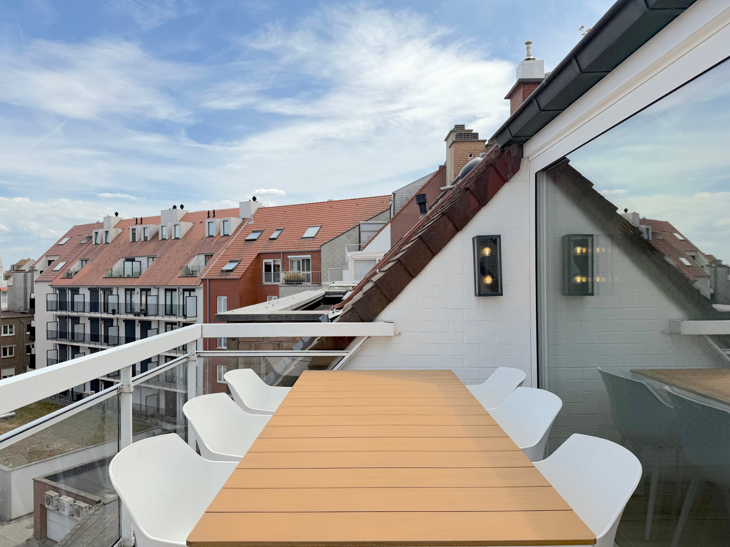 Salon du penthouse triplex à Knokke, vue sur la mer