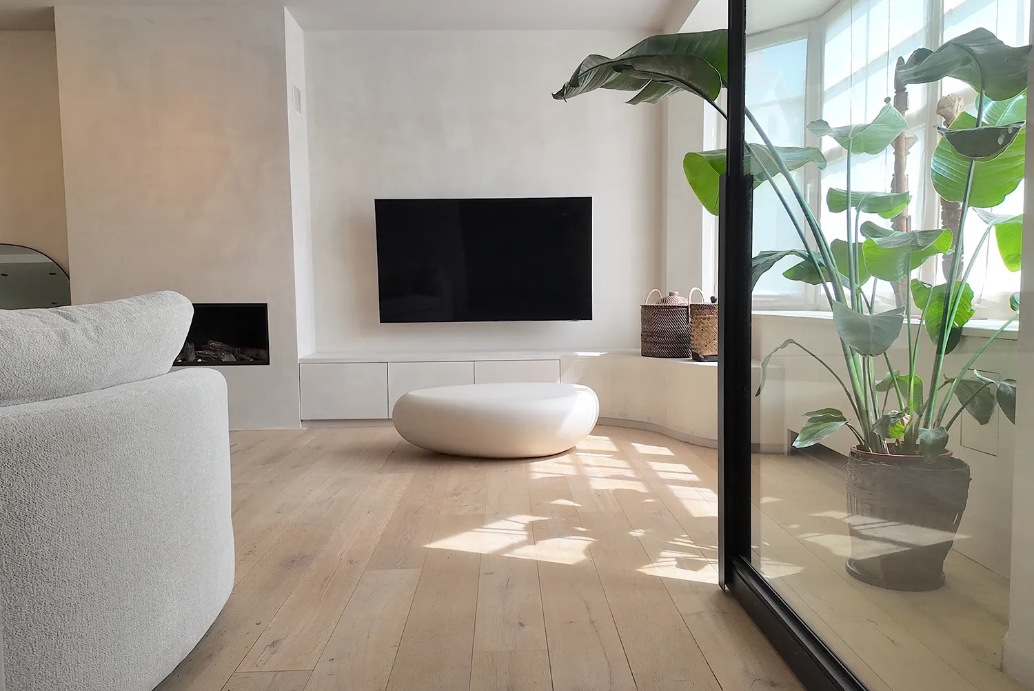 Interior luminoso de la villa de vacaciones en Knokke con mucha luz natural
