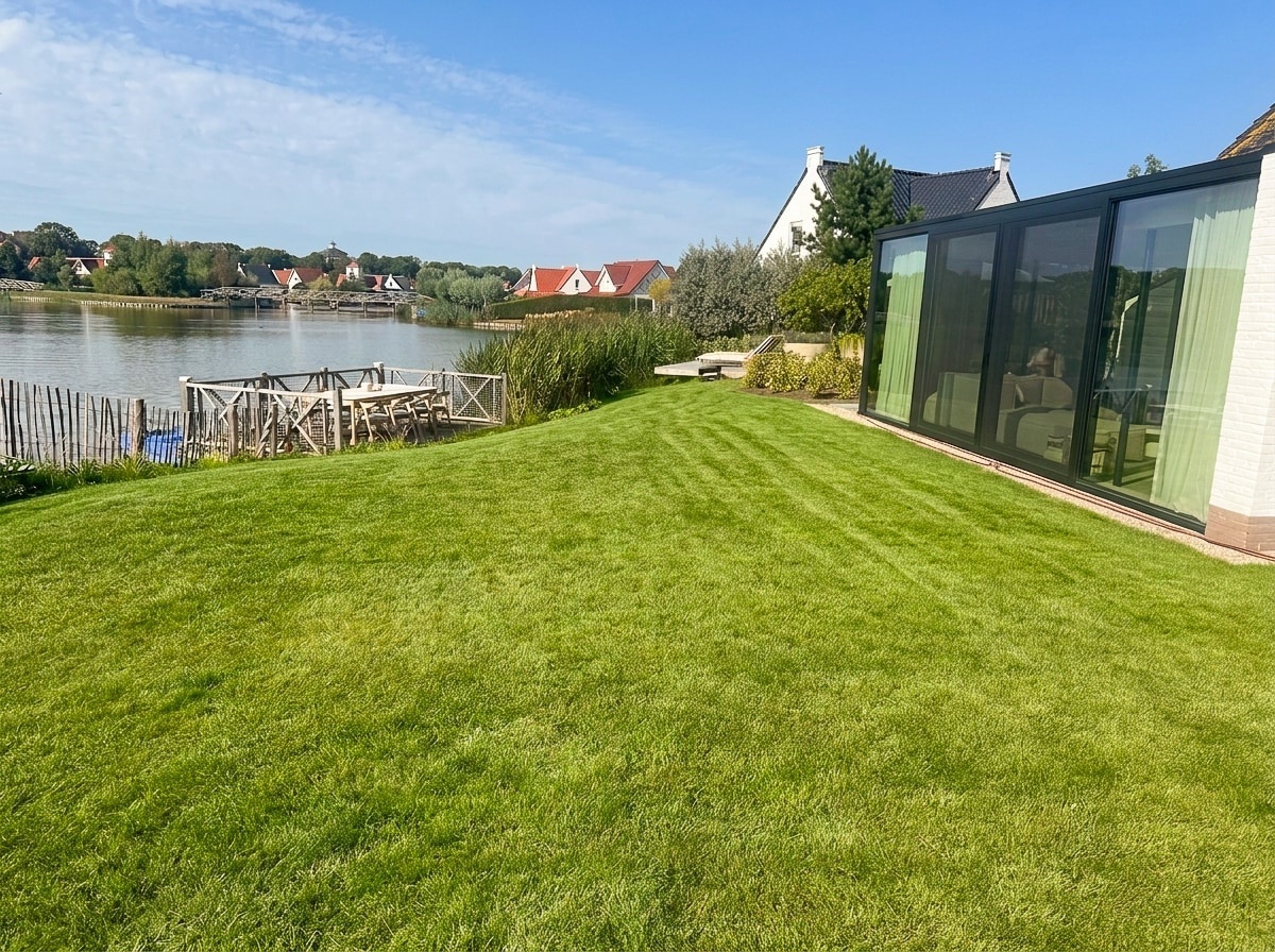 Jardin de la villa à Cadzand-Bad, en Zeeland, au bord du lac