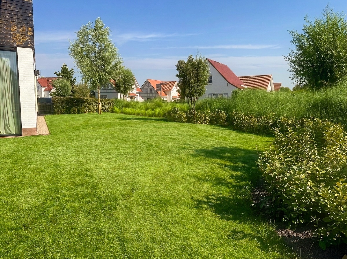 Altra vista del giardino della villa per famiglie a Cadzand, con il lago a pochi passi