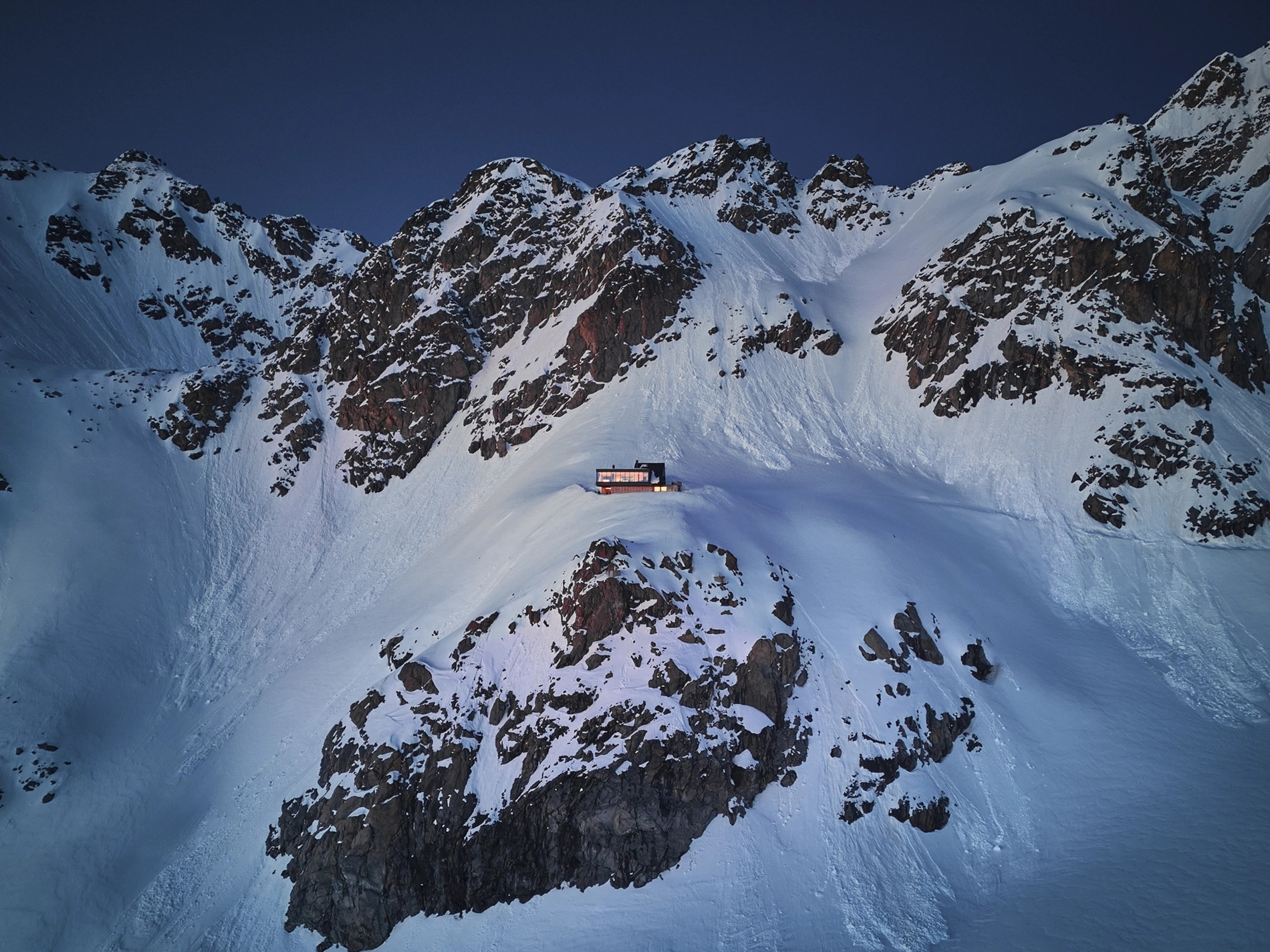 Cheminée du chalet alpin près de Verbier pour les soirées d'hiver
