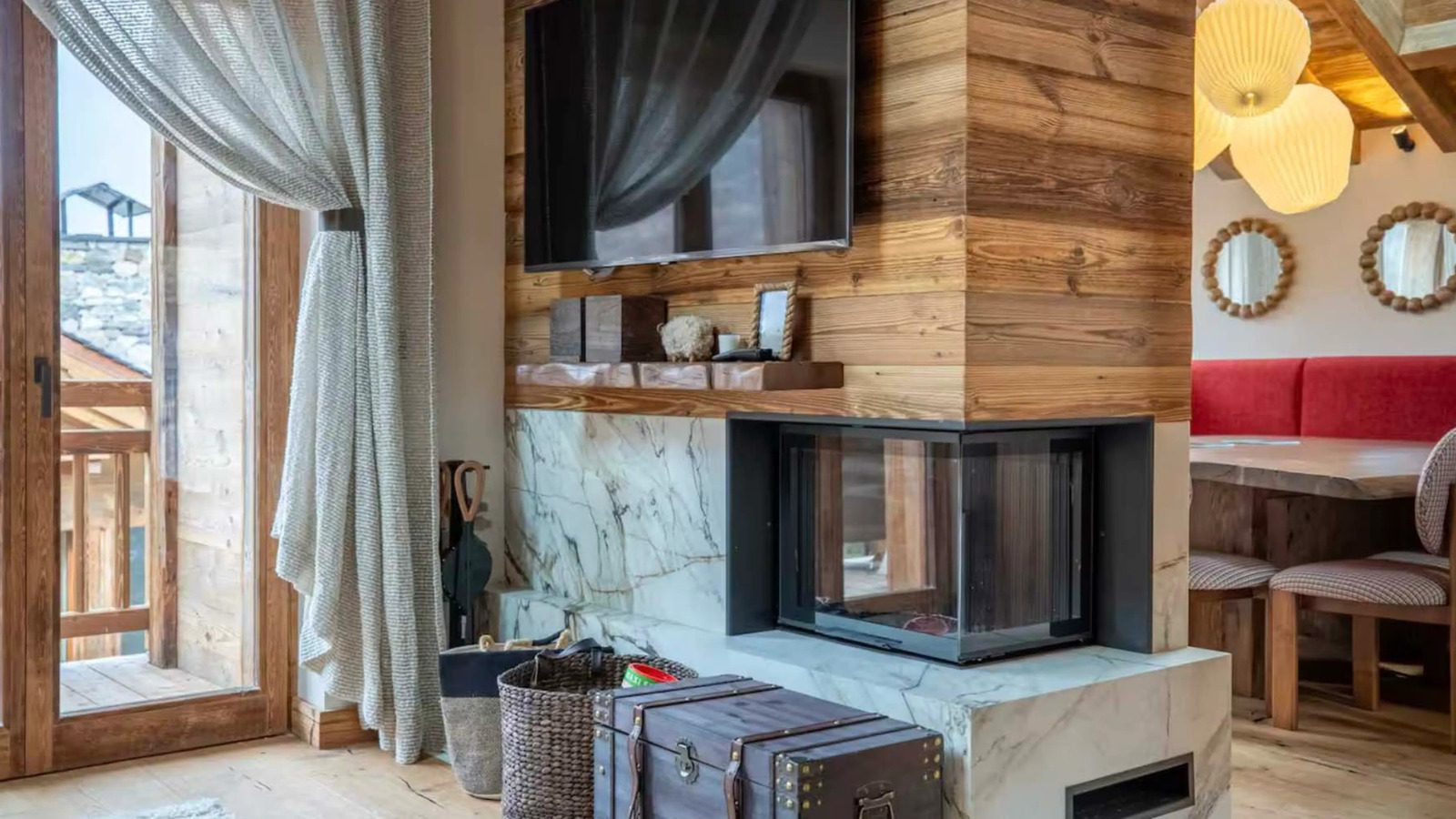 Wohnzimmer mit Kathedralendecke und Kamin im Chalet in Méribel