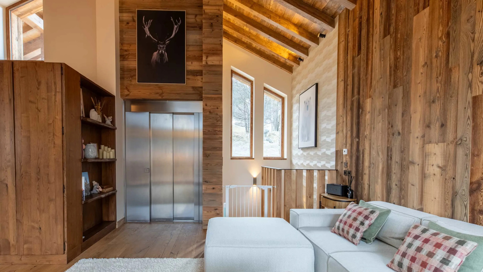 Interior del chalet de esquí de Méribel, casa alpina premium para grupos
