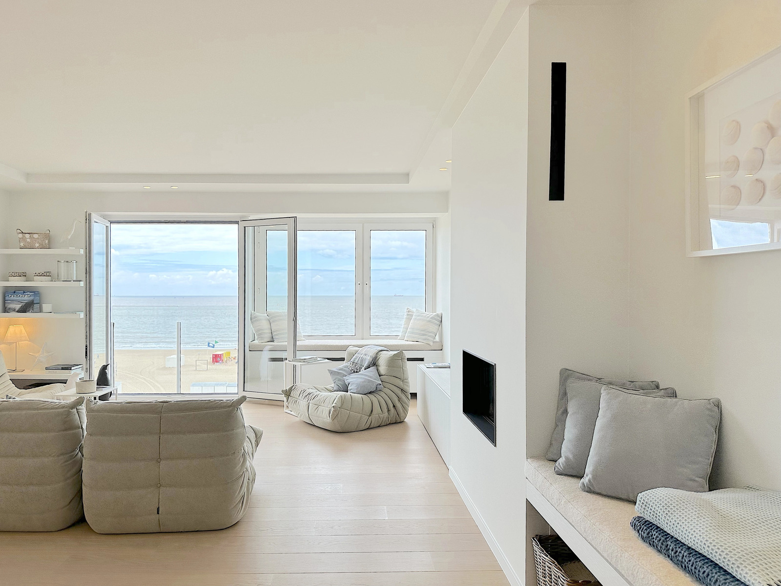 Flat in Knokke with full frontal sea view over the beach