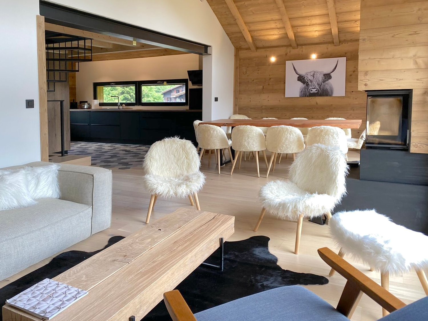 Wohnzimmer des Chalets in Megève mit Kamin für gemütliche Winterabende — homebooker megeve